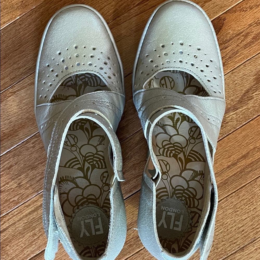 Fly London Women's Metallic Silver Flats